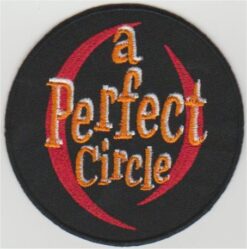 Ein „Perfect Circle“-Stoffaufnäher zum Aufbügeln