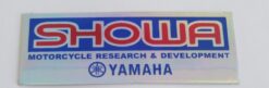 Metallischer Aufkleber „Showa Motorcycle Research Development“.